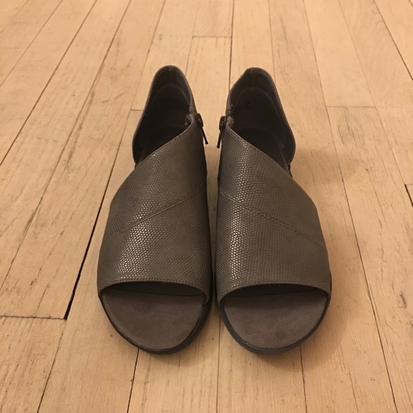 Baretraps | Sedina Flat Side Cut Sandal - Picture 2 of 8